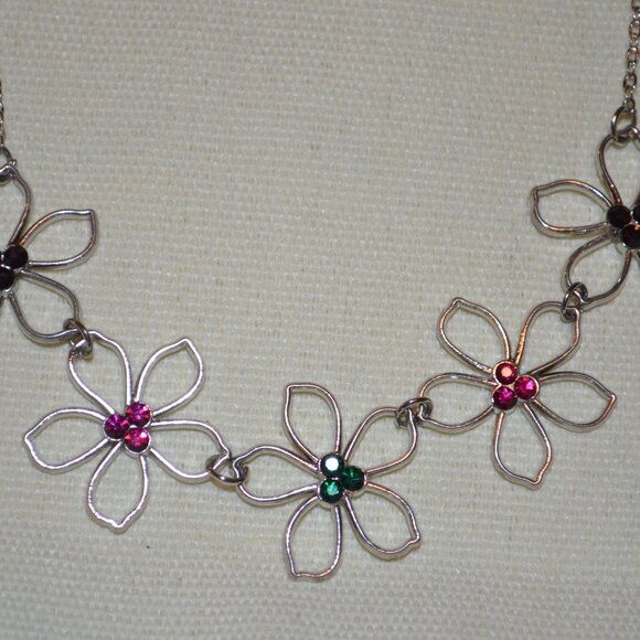 PAPARAZZI (R) Silverton Metal Chain Necklace Hanging Earrings Set Flowers 14y.o+ - Picture 4 of 8